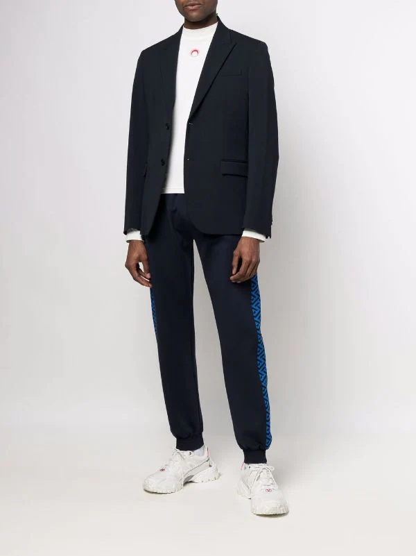 ( Nouvelle Collection ) Versace Pantalon De Jogging à Imprimé Greca 5U460 BLUNAVY SAPPHIRE 2 ( Nouvelle Collection ) Versace Pantalon De Jogging à Imprimé Greca 5U460 BLUNAVY SAPPHIRE – Image 2