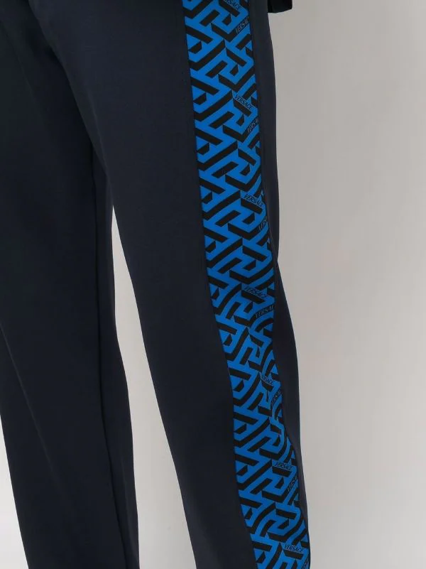 ( Nouvelle Collection ) Versace Pantalon De Jogging à Imprimé Greca 5U460 BLUNAVY SAPPHIRE 5 ( Nouvelle Collection ) Versace Pantalon De Jogging à Imprimé Greca 5U460 BLUNAVY SAPPHIRE – Image 5
