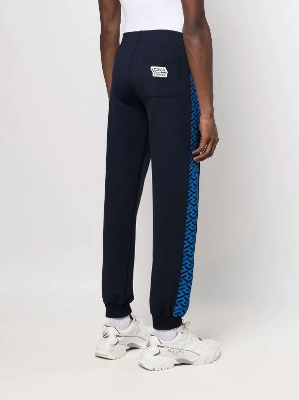 ( Nouvelle Collection ) Versace Pantalon De Jogging à Imprimé Greca 5U460 BLUNAVY SAPPHIRE 4 ( Nouvelle Collection ) Versace Pantalon De Jogging à Imprimé Greca 5U460 BLUNAVY SAPPHIRE – Image 4