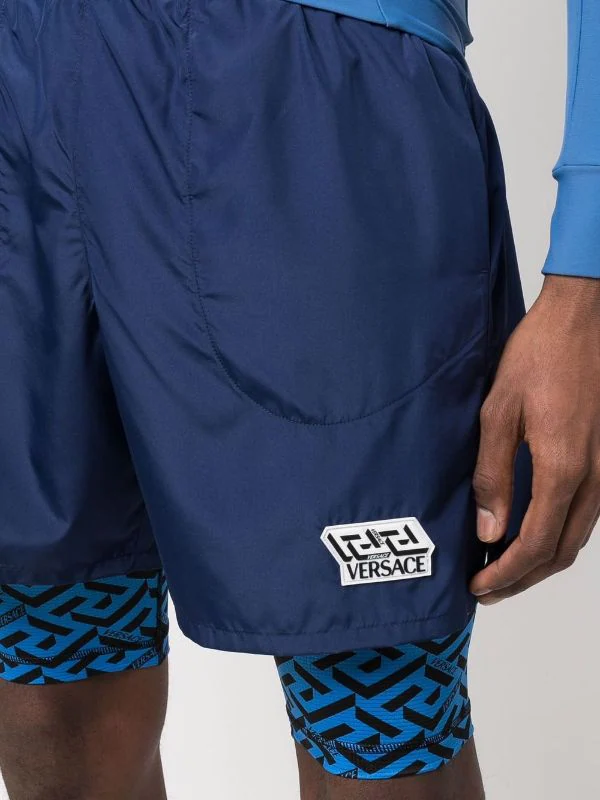 ( Nouvelle Collection ) Versace Short De Sport à Imprimé Greca 5U460 BLUNAVY SAPPHIRE 5 ( Nouvelle Collection ) Versace Short De Sport à Imprimé Greca 5U460 BLUNAVY SAPPHIRE – Image 5