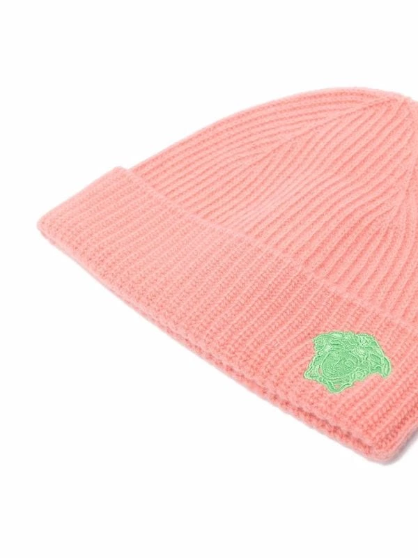 ( Nouvelle Collection ) Versace 1R380 CORAL Bonnet Medusa En Maille Nervurée Femme 2 ( Nouvelle Collection ) Versace 1R380 CORAL Bonnet Medusa En Maille Nervurée Femme – Image 2