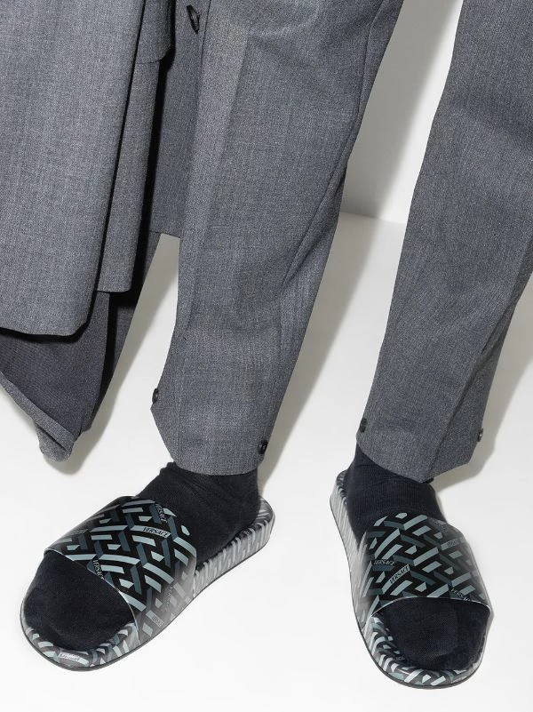 ( Nouvelle Collection ) Versace 5B050 NERO+GRIGIO Claquettes à Imprimé Greca Homme 3 ( Nouvelle Collection ) Versace 5B050 NERO+GRIGIO Claquettes à Imprimé Greca Homme – Image 3