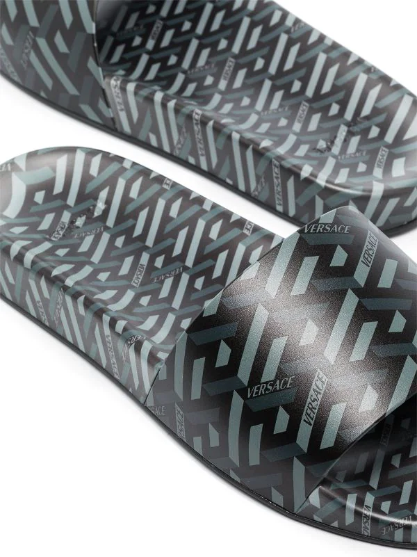 ( Nouvelle Collection ) Versace 5B050 NERO+GRIGIO Claquettes à Imprimé Greca Homme 2 ( Nouvelle Collection ) Versace 5B050 NERO+GRIGIO Claquettes à Imprimé Greca Homme – Image 2