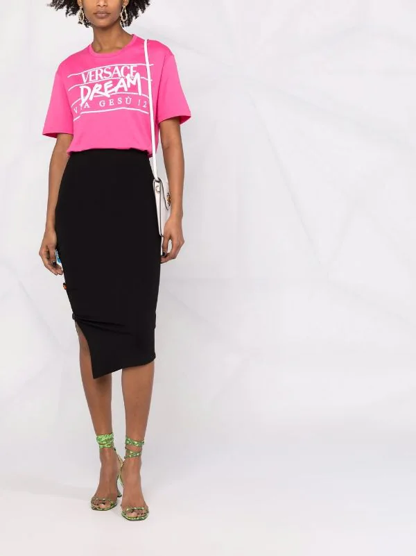 ( Nouvelle Collection ) Versace T-shirt à Slogan Imprimé 2P880 PINK 2 ( Nouvelle Collection ) Versace T-shirt à Slogan Imprimé 2P880 PINK – Image 2