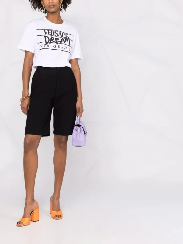 ( Nouvelle Collection ) Versace 2W020 WHITE+BLACK T-shirt à Slogan Imprimé Femme 2 ( Nouvelle Collection ) Versace 2W020 WHITE+BLACK T-shirt à Slogan Imprimé Femme – Image 2