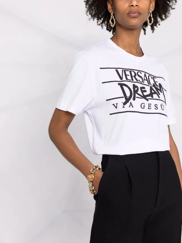 ( Nouvelle Collection ) Versace 2W020 WHITE+BLACK T-shirt à Slogan Imprimé Femme 5 ( Nouvelle Collection ) Versace 2W020 WHITE+BLACK T-shirt à Slogan Imprimé Femme – Image 5