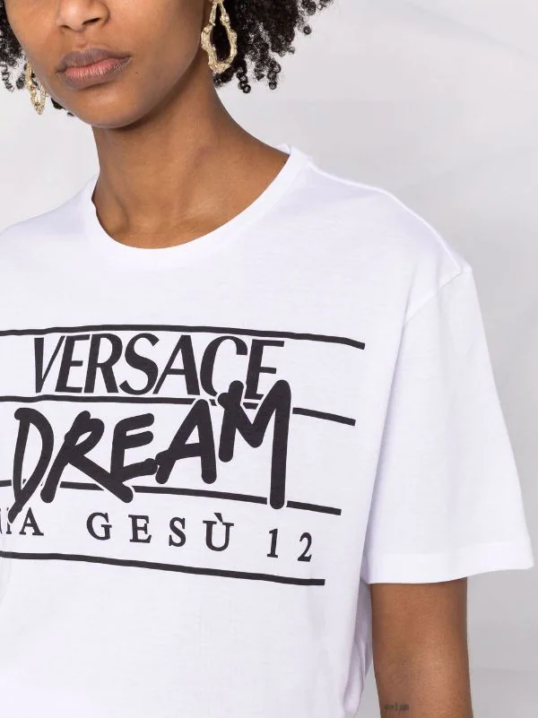 ( Nouvelle Collection ) Versace 2W020 WHITE+BLACK T-shirt à Slogan Imprimé Femme 3 ( Nouvelle Collection ) Versace 2W020 WHITE+BLACK T-shirt à Slogan Imprimé Femme – Image 3