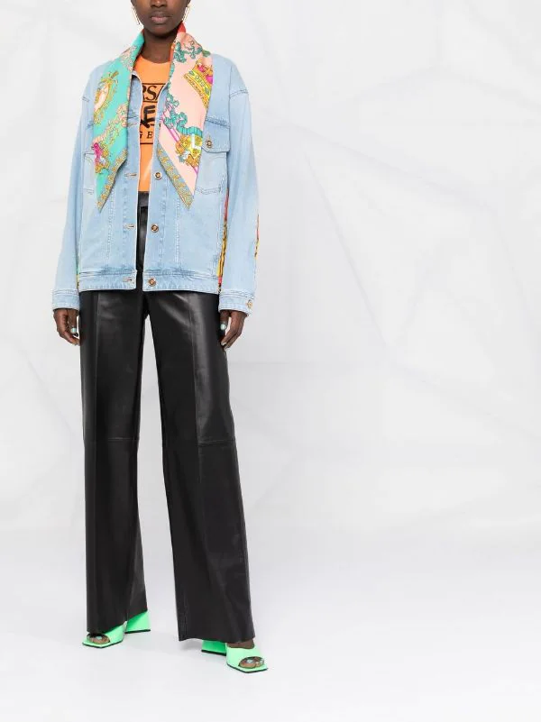Versace Veste Royal Rebellion En Jean à Détail De Foulard 2D470 MEDIUM BLUE+MULTICOLOR 2 Versace Veste Royal Rebellion En Jean à Détail De Foulard 2D470 MEDIUM BLUE+MULTICOLOR – Image 2
