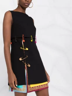 ( Nouvelle Collection ) Versace Robe Courte à Motif Barocco Goddess Safety Pin 1B000 BLACK 10 ( Nouvelle Collection ) Versace Robe Courte à Motif Barocco Goddess Safety Pin 1B000 BLACK -Pas Cher Versace Boutique 17679649 2ea50f7f 5e6a 4caf a3cd 5dc17324d3e7 600