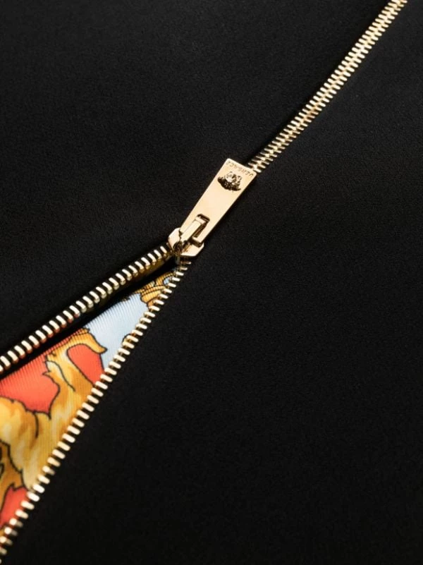 ( Nouvelle Collection ) Versace Robe Courte à Motif Barocco Goddess Safety Pin 1B000 BLACK 8 ( Nouvelle Collection ) Versace Robe Courte à Motif Barocco Goddess Safety Pin 1B000 BLACK – Image 8