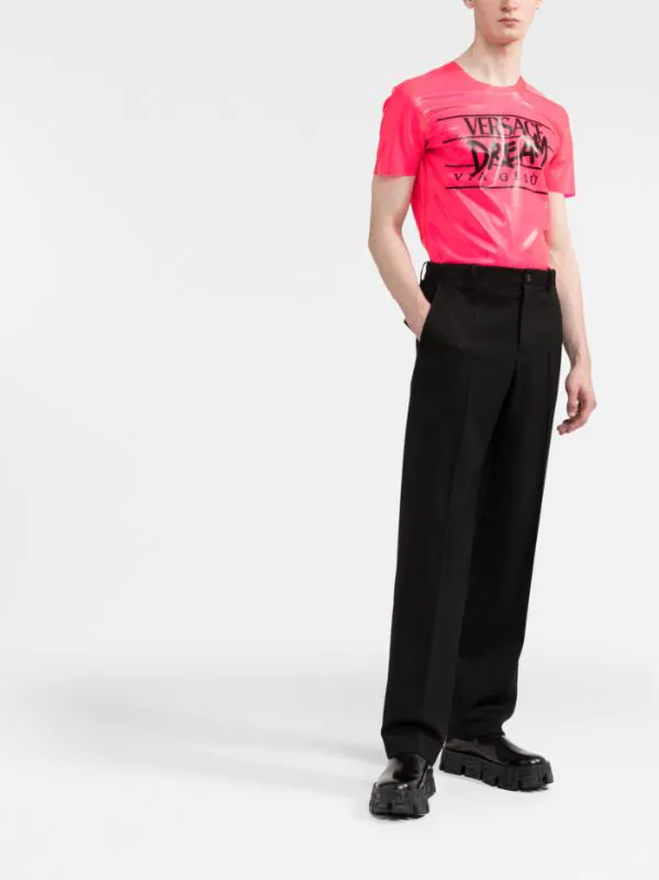 ( Nouvelle Collection ) Versace 1PG20 BRIGHT MAGENTA T-shirt En Latex à Slogan Imprimé Homme 2 ( Nouvelle Collection ) Versace 1PG20 BRIGHT MAGENTA T-shirt En Latex à Slogan Imprimé Homme – Image 2
