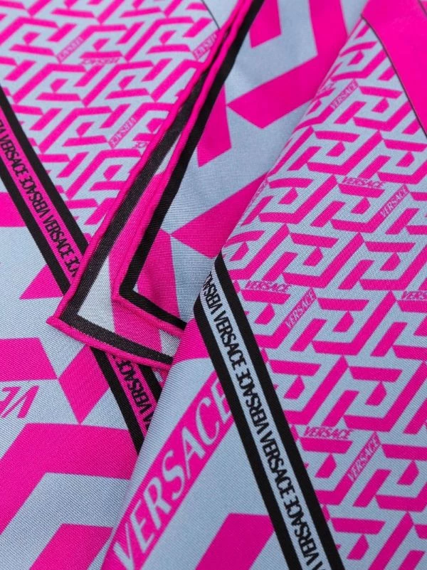 ( Nouvelle Collection ) Versace 5P350 CERISE CORNFLOWER écharpe En Soie à Imprimé Greca Femme 4 ( Nouvelle Collection ) Versace 5P350 CERISE CORNFLOWER écharpe En Soie à Imprimé Greca Femme – Image 4