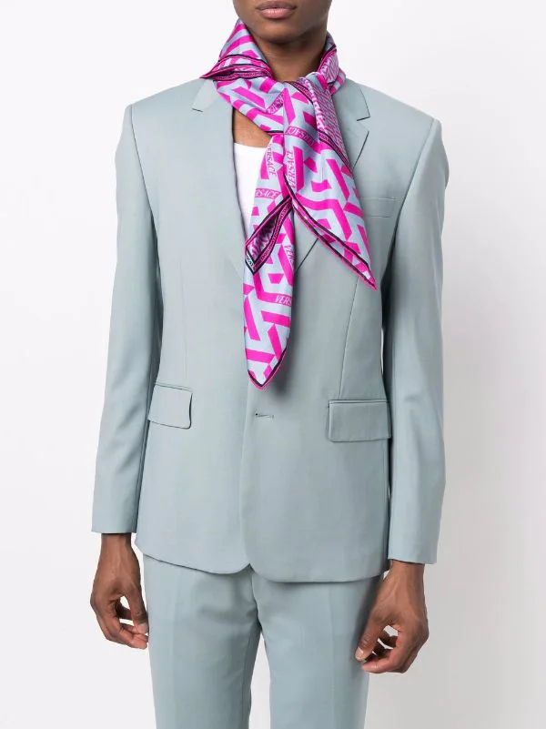 ( Nouvelle Collection ) Versace 5P350 CERISE CORNFLOWER écharpe En Soie à Imprimé Greca Femme 2 ( Nouvelle Collection ) Versace 5P350 CERISE CORNFLOWER écharpe En Soie à Imprimé Greca Femme – Image 2