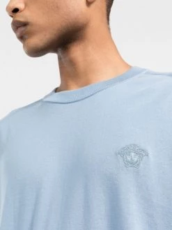( Nouvelle Collection ) Versace 1V540 LIGHT BLUE Pull En Maille Fine à Motif Medusa Brodé Homme -Pas Cher Versace Boutique 17683007 754fc6e7 b2a0 4f44 83d8 c0436313b0ee 600