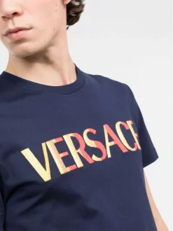 ( Nouvelle Collection ) Versace T-shirt à Logo Brodé 1U830 NAVY -Pas Cher Versace Boutique 17693244 6070de67 7200 4e4b a910 dac34d72b2f4 600