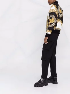 ( Nouvelle Collection ) Versace Veste Bomber à Imprimé Baroque 5W170 WHITE + GOLD + BLACK 9 ( Nouvelle Collection ) Versace Veste Bomber à Imprimé Baroque 5W170 WHITE + GOLD + BLACK -Pas Cher Versace Boutique 17822866 37473625 600