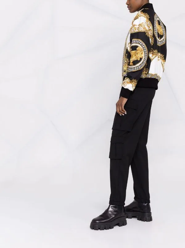 ( Nouvelle Collection ) Versace Veste Bomber à Imprimé Baroque 5W170 WHITE + GOLD + BLACK 4 ( Nouvelle Collection ) Versace Veste Bomber à Imprimé Baroque 5W170 WHITE + GOLD + BLACK – Image 4