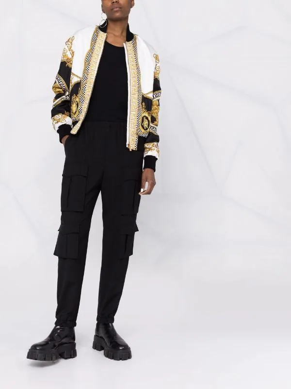 ( Nouvelle Collection ) Versace Veste Bomber à Imprimé Baroque 5W170 WHITE + GOLD + BLACK 2 ( Nouvelle Collection ) Versace Veste Bomber à Imprimé Baroque 5W170 WHITE + GOLD + BLACK – Image 2