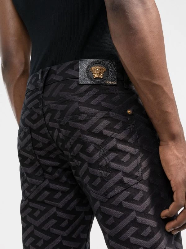 ( Nouvelle Collection ) Versace Jean Slim à Imprimé La Greca 1D040 BLACK 5 ( Nouvelle Collection ) Versace Jean Slim à Imprimé La Greca 1D040 BLACK – Image 5