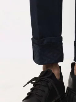 ( Nouvelle Collection ) Versace 1U040 NAVY Pantalon Chino à Imprimé La Greca Homme 11 ( Nouvelle Collection ) Versace 1U040 NAVY Pantalon Chino à Imprimé La Greca Homme -Pas Cher Versace Boutique 18004504 38301269 600