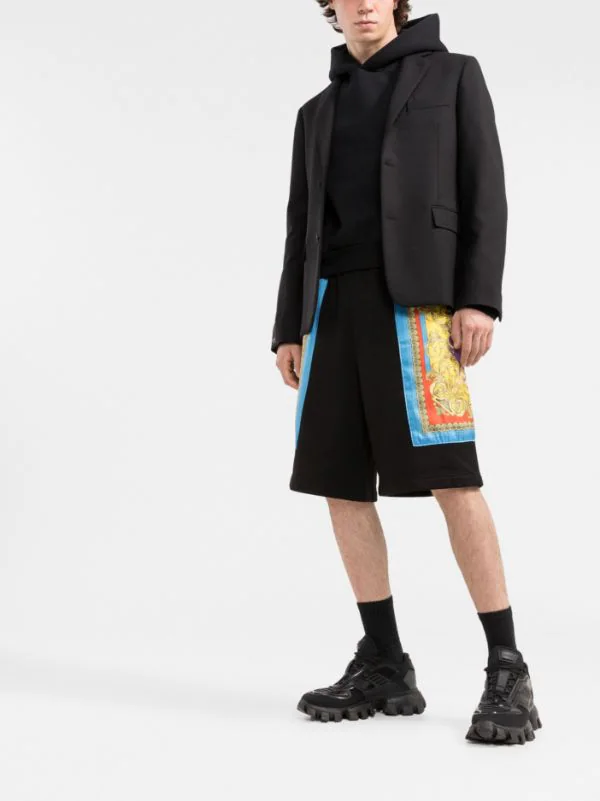( Nouvelle Collection ) Versace 1B000 BLACK Short De Sport à Imprimé Baroque Homme 2 ( Nouvelle Collection ) Versace 1B000 BLACK Short De Sport à Imprimé Baroque Homme – Image 2