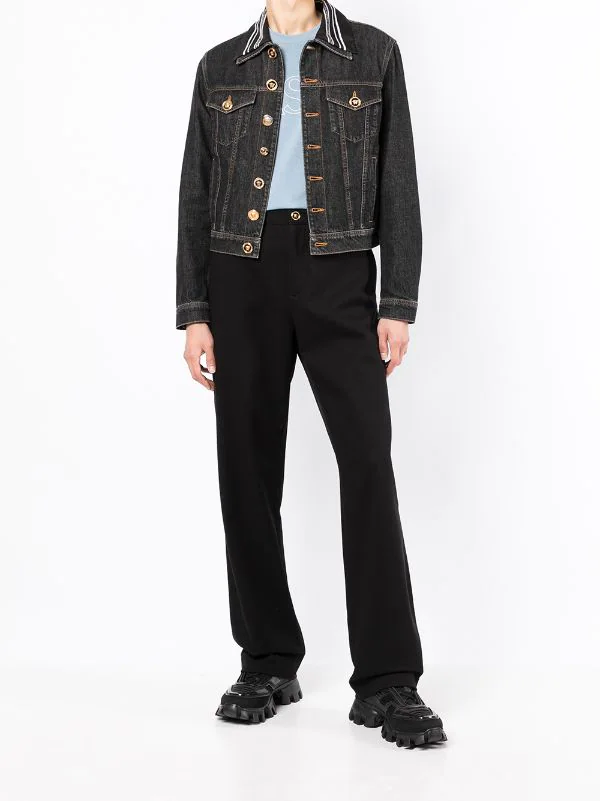 ( Nouvelle Collection ) Versace 1D040 Veste Courte En Jean à Boutons Medusa Homme 2 ( Nouvelle Collection ) Versace 1D040 Veste Courte En Jean à Boutons Medusa Homme – Image 2