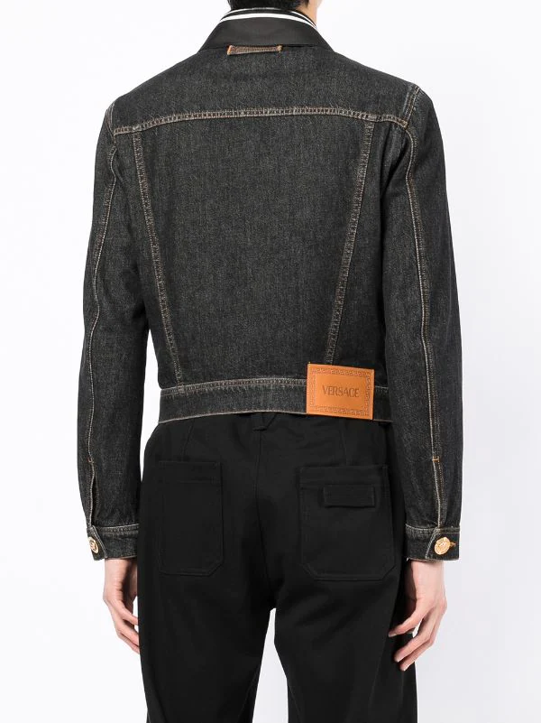 ( Nouvelle Collection ) Versace 1D040 Veste Courte En Jean à Boutons Medusa Homme 4 ( Nouvelle Collection ) Versace 1D040 Veste Courte En Jean à Boutons Medusa Homme – Image 4