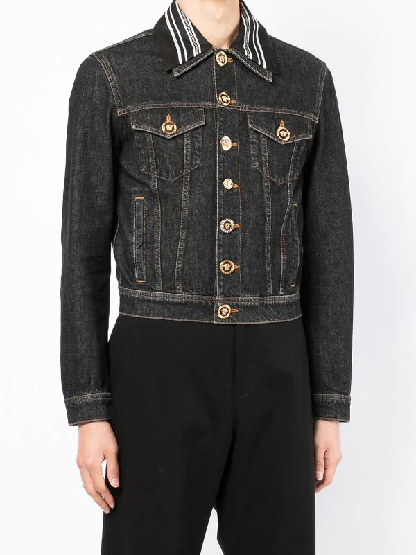 ( Nouvelle Collection ) Versace 1D040 Veste Courte En Jean à Boutons Medusa Homme 3 ( Nouvelle Collection ) Versace 1D040 Veste Courte En Jean à Boutons Medusa Homme – Image 3