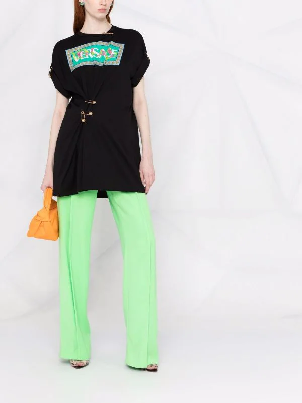 ( Nouvelle Collection ) Versace T-shirt Safety Pin à Logo Imprimé Femme 2 ( Nouvelle Collection ) Versace T-shirt Safety Pin à Logo Imprimé Femme – Image 2