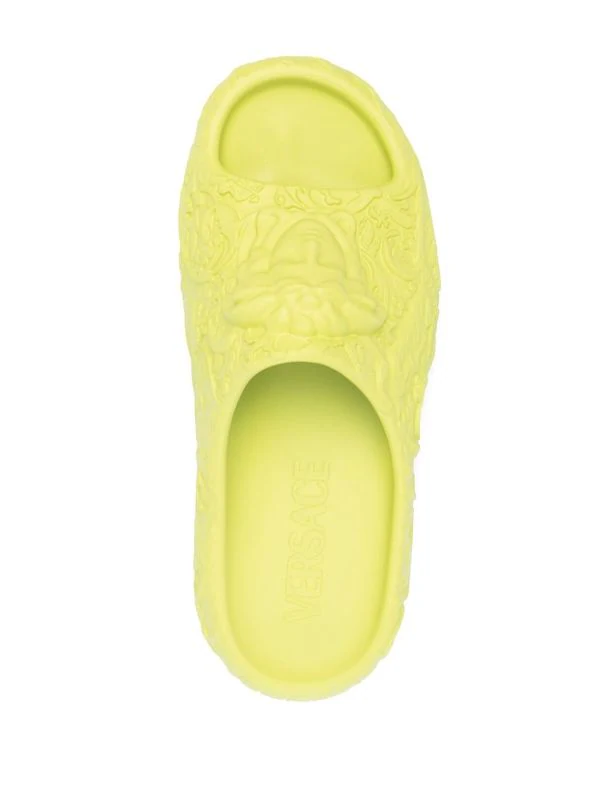( Nouvelle Collection ) Versace 1GB00 CITRON Claquettes à Motif Medusa Embossé Homme 4 ( Nouvelle Collection ) Versace 1GB00 CITRON Claquettes à Motif Medusa Embossé Homme – Image 4