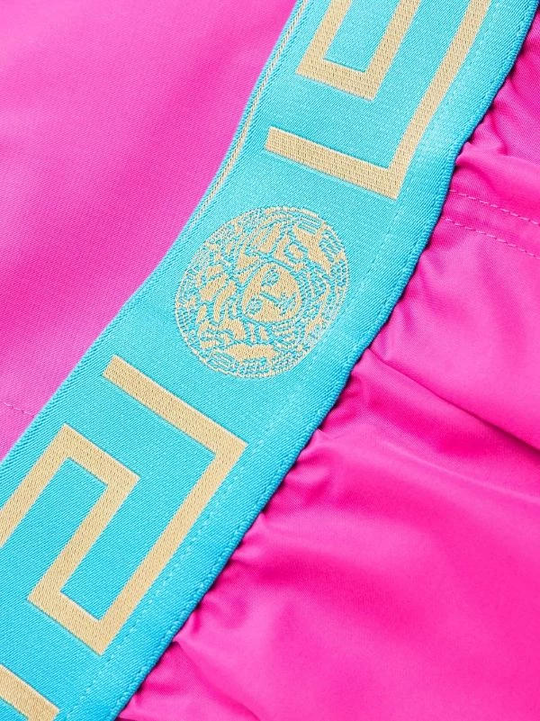 ( Nouvelle Collection ) Versace Short De Bain à Imprimé Greca 2P890 CERISE + TEAL 3 ( Nouvelle Collection ) Versace Short De Bain à Imprimé Greca 2P890 CERISE + TEAL – Image 3
